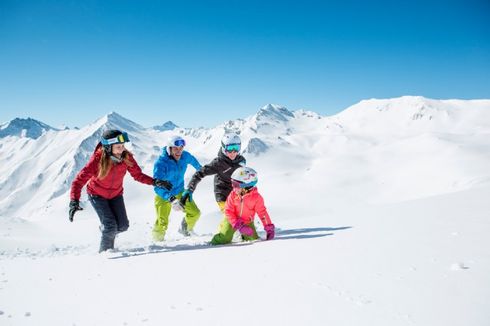 Skigruppe bei Schneewanderung