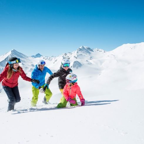 Skigruppe bei Schneewanderung