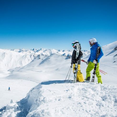 Zwei skifahrer auf dem berg