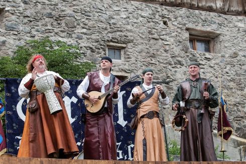 Festspiele mit traditioneller Kleidung