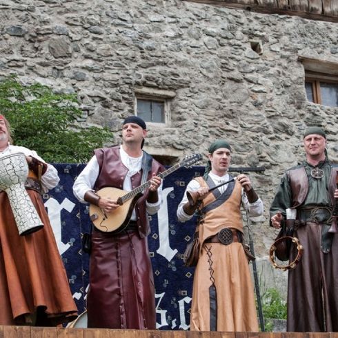 Festspiele mit traditioneller Kleidung