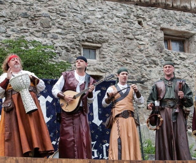 Festspiele mit traditioneller Kleidung