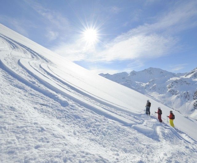 Skipiste mit Sonne