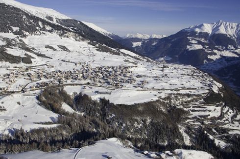 Luftaufnahme von Skiort