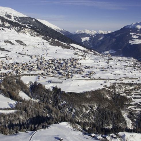 Luftaufnahme von Skiort