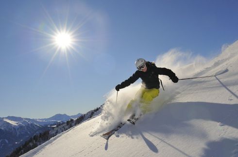 Skifahrer in der Piste am Carven