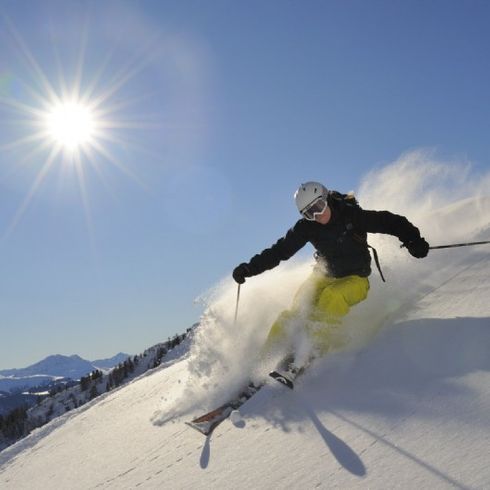 Skifahrer in der Piste am Carven