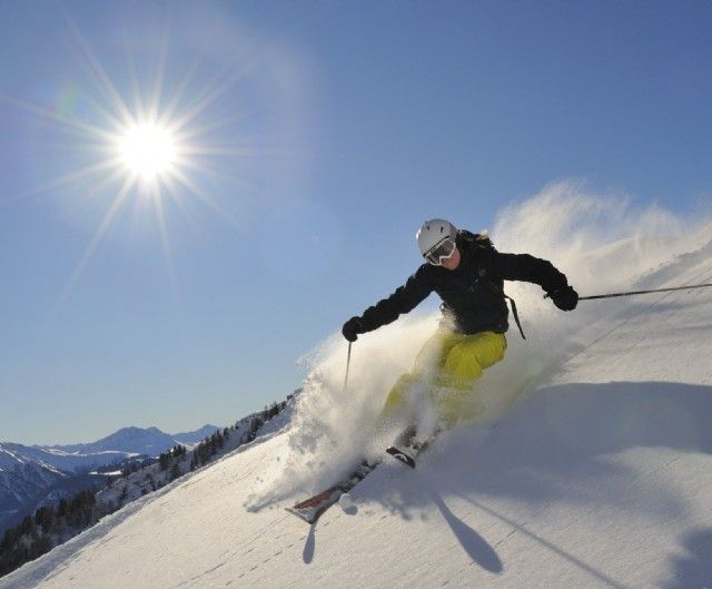 Skifahrer in der Piste am Carven