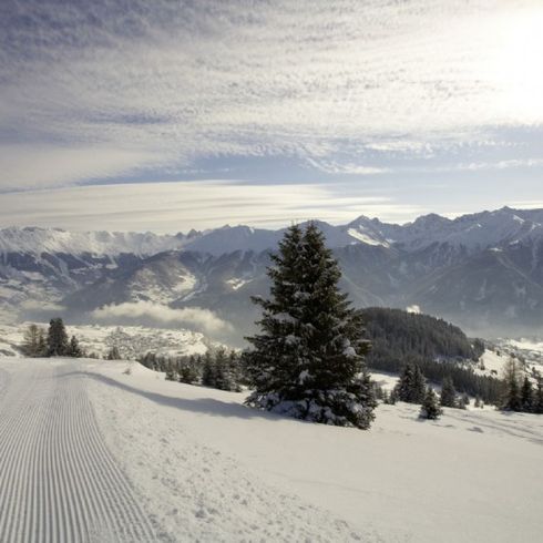 Verschneite Straße in den Alpen