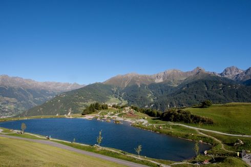 Bergsee mit Wiese