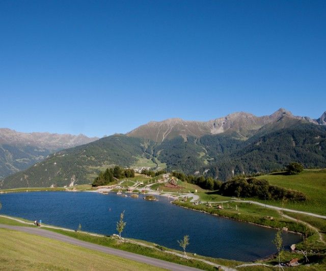 Bergsee mit Wiese