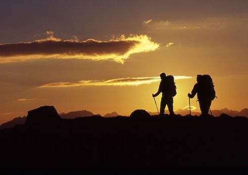 Zwei Wanderer im Sonnenuntergang
