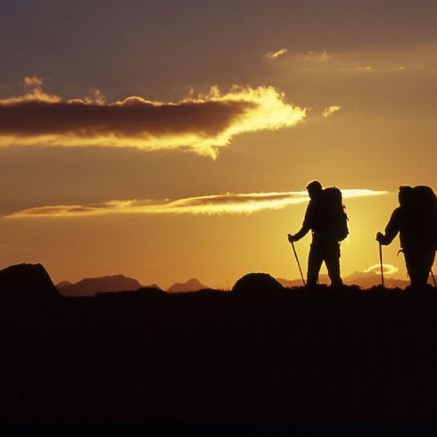 Zwei Wanderer im Sonnenuntergang