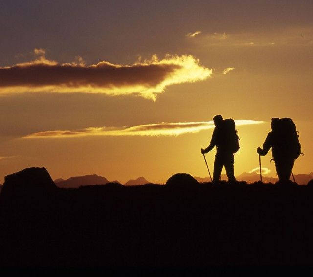 Zwei Wanderer im Sonnenuntergang