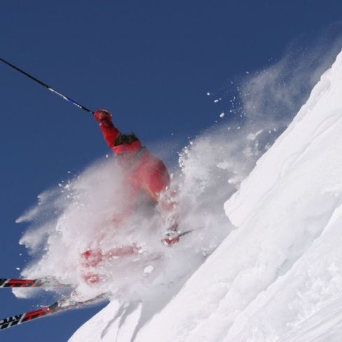 carven in der piste mit skiern