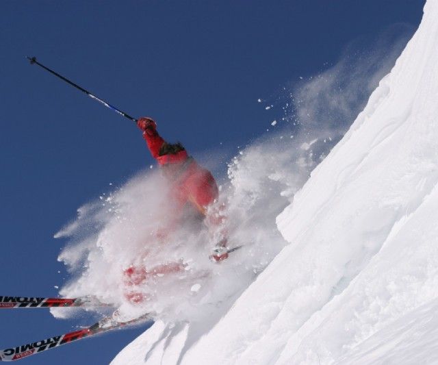 carven in der piste mit skiern